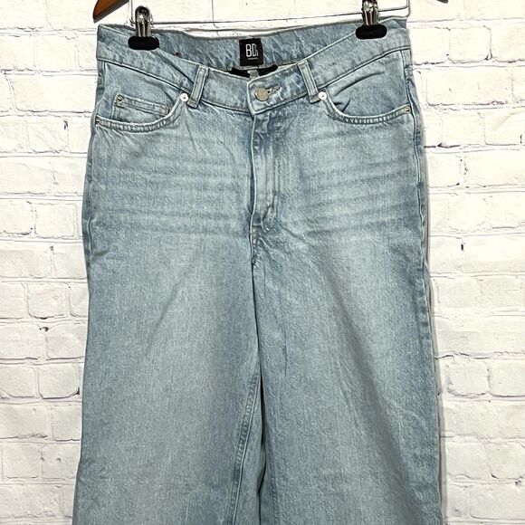 Urban Outfitters BDG Dipped V Flare Jeans Size 30 Light Wash Blue 100% Cotton - Picture 3 of 13